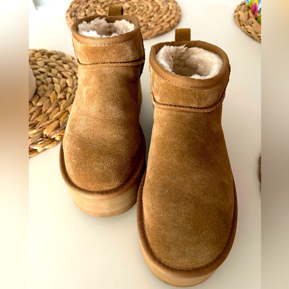 UGG Ultra Mini Platform Size 7 (Gently Used)
